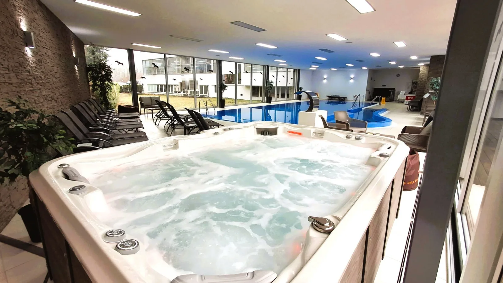 Schwimmbecken